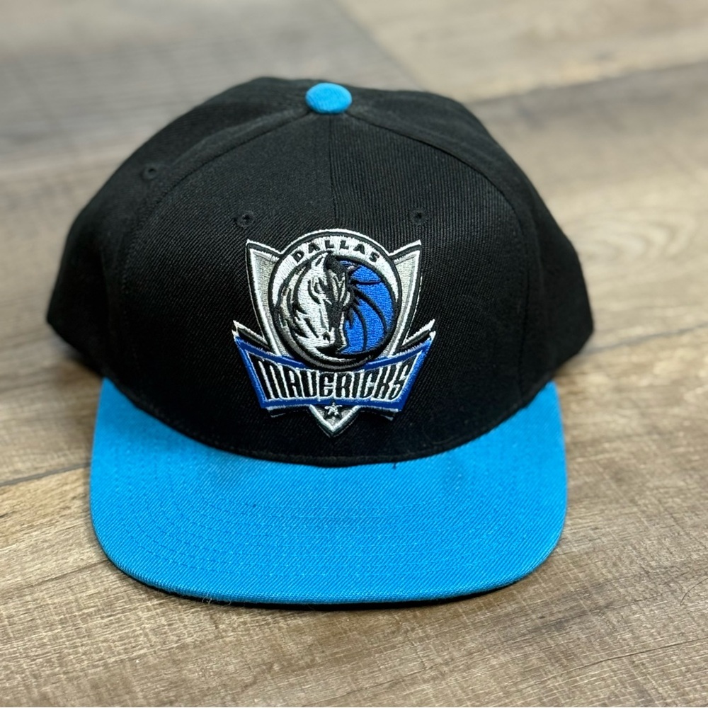 Dallas Mavericks SnapBack Hat Black Blue Retro Logo Mitchell & Ness NBA Cap
